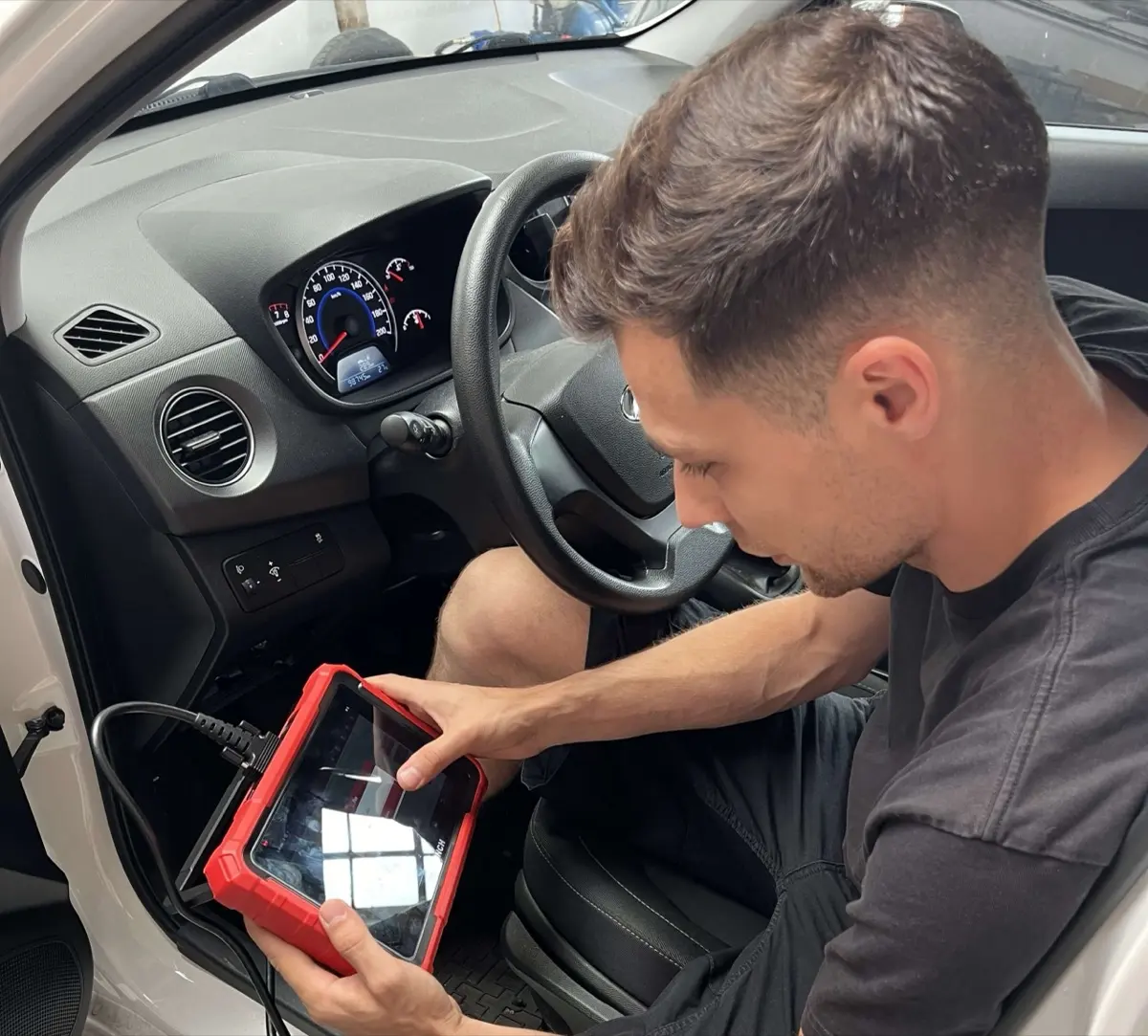 Nezávislý technik prohlíží ojetý vůz před koupí v Praze
