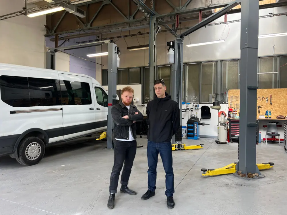 Tým Okay-cars při prohlídce vozidla
